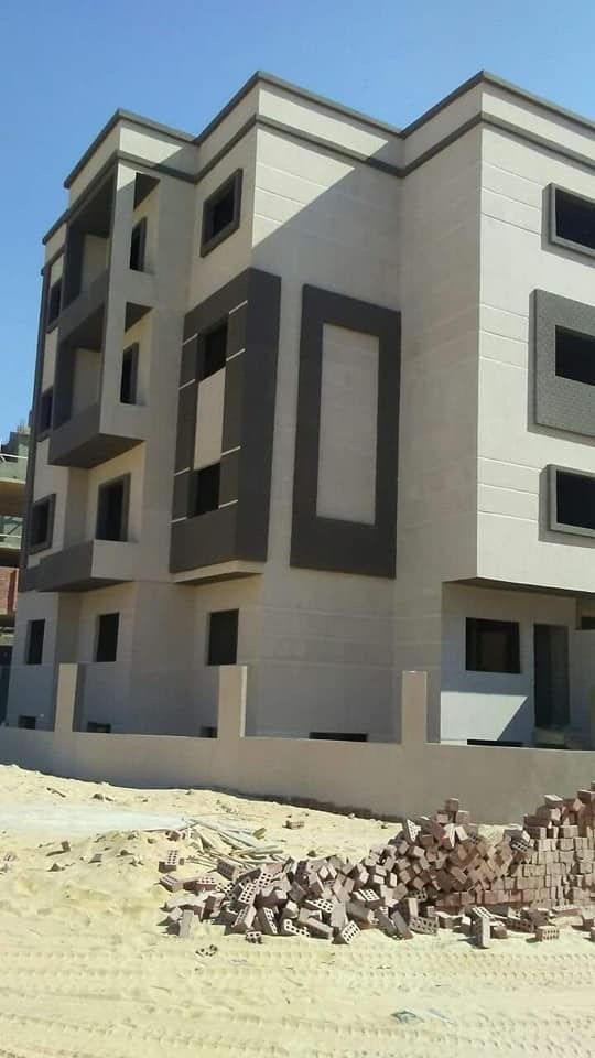 ترميم المباني السكنية والتجارية مع تحديث الديكورات وتحسين جودة التشطيبات الداخلية.