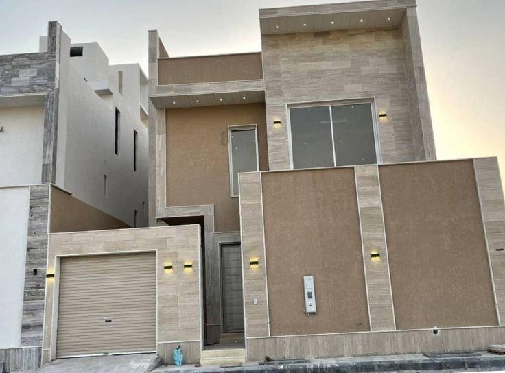 أعمال ترميم منزل قديم وإعادة تأهيل الواجهات الخارجية.