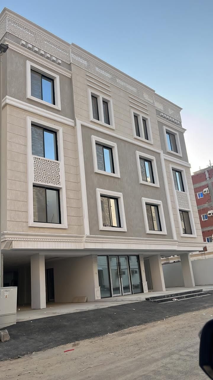 أعمال دهانات خارجية مقاومة للعوامل الجوية مع تشطيبات عالية الجودة.
