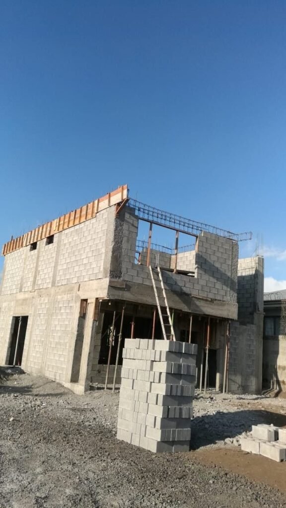 فريق هندسي يشرف على أعمال البناء والتشطيب في جدة.