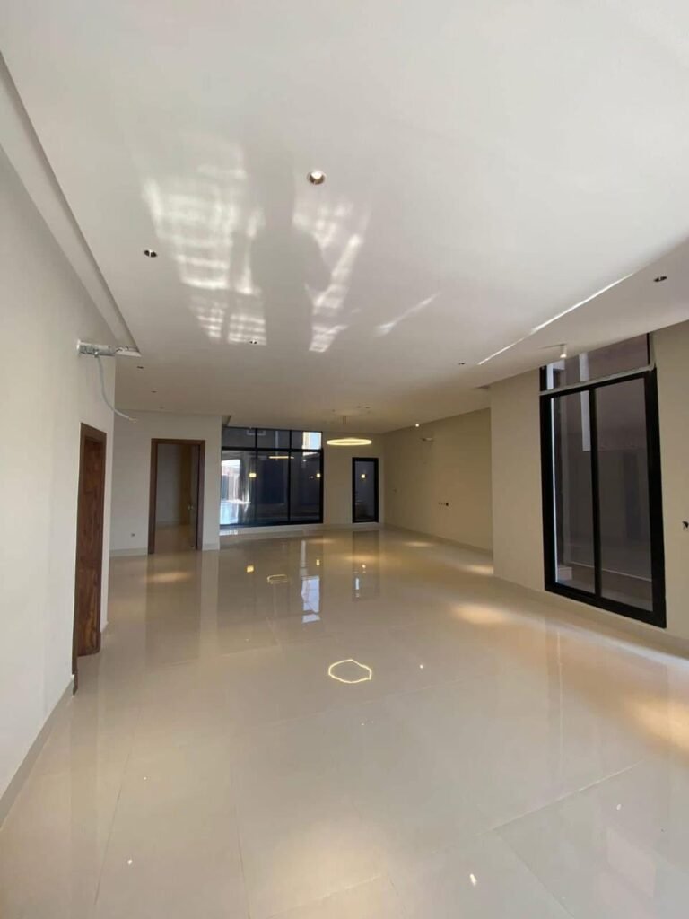 تصميم وتنفيذ ديكورات جدارية ودهانات فاخرة بألوان متناسقة وتشطيبات عالية الجودة.