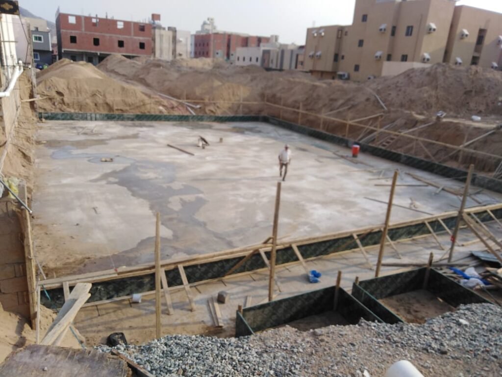أعمال صب الخرسانة لمشروع بناء منزل في جدة.