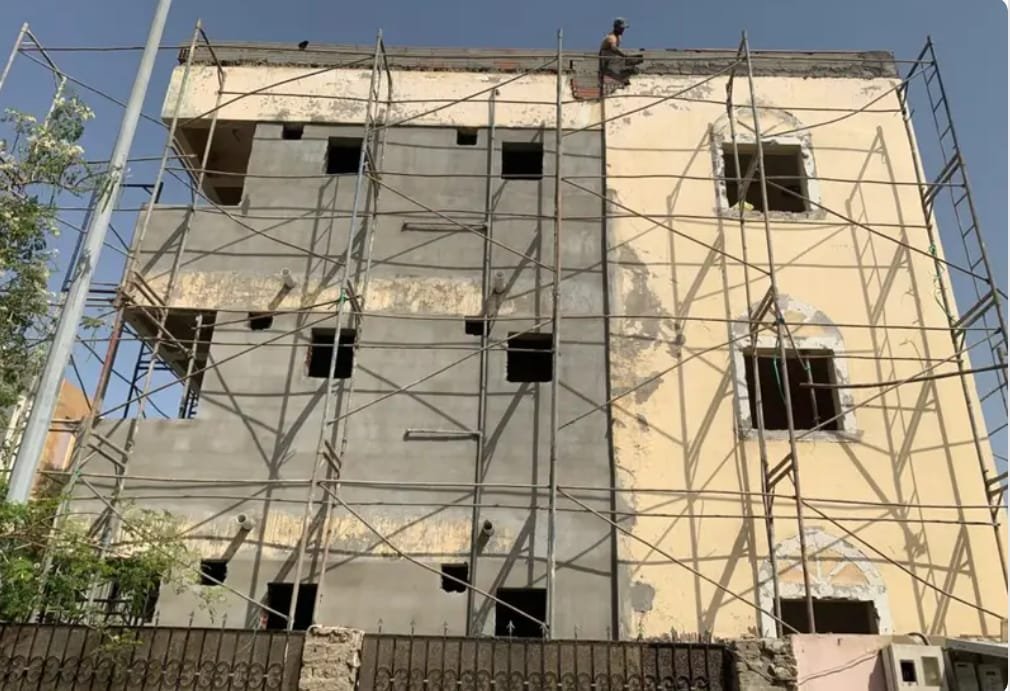 أعمال ترميم الفلل والمنازل ومعالجة التشققات وتجديد الواجهات الداخلية والخارجية.